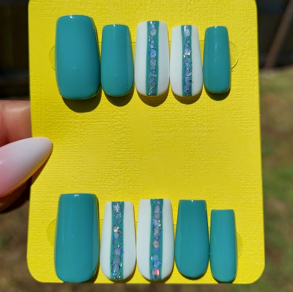 Green and White Glitter Nails - Picture 3 of 8